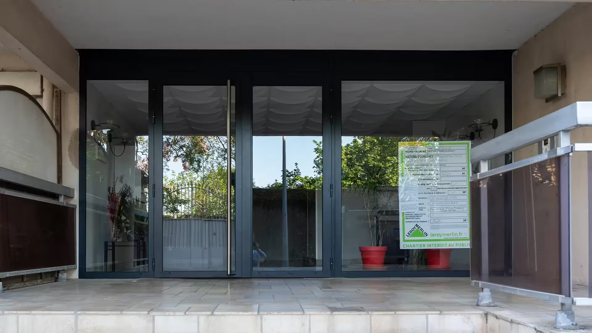Ouvrage menuisé en acier noir avec porte vitrée double battant pour le hall d'entrée d'un immeuble à Nantes, fabriqué et posé par Coyac