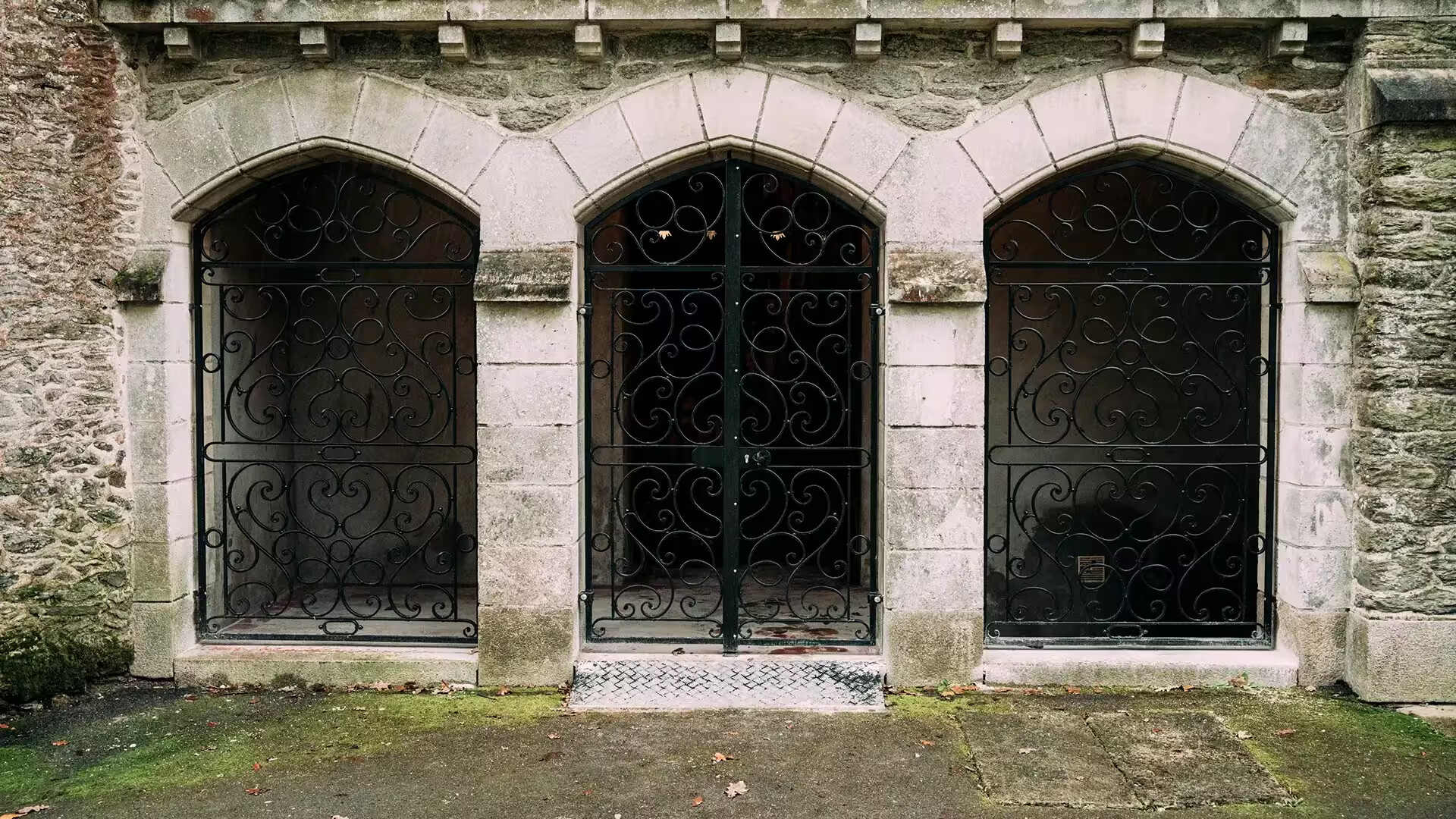 Trois grilles en fer forgé sur-mesure intégrées à la façade en pierre d'un bâtiment ancien près de la Beaujoire à Nantes, réalisées par Coyac