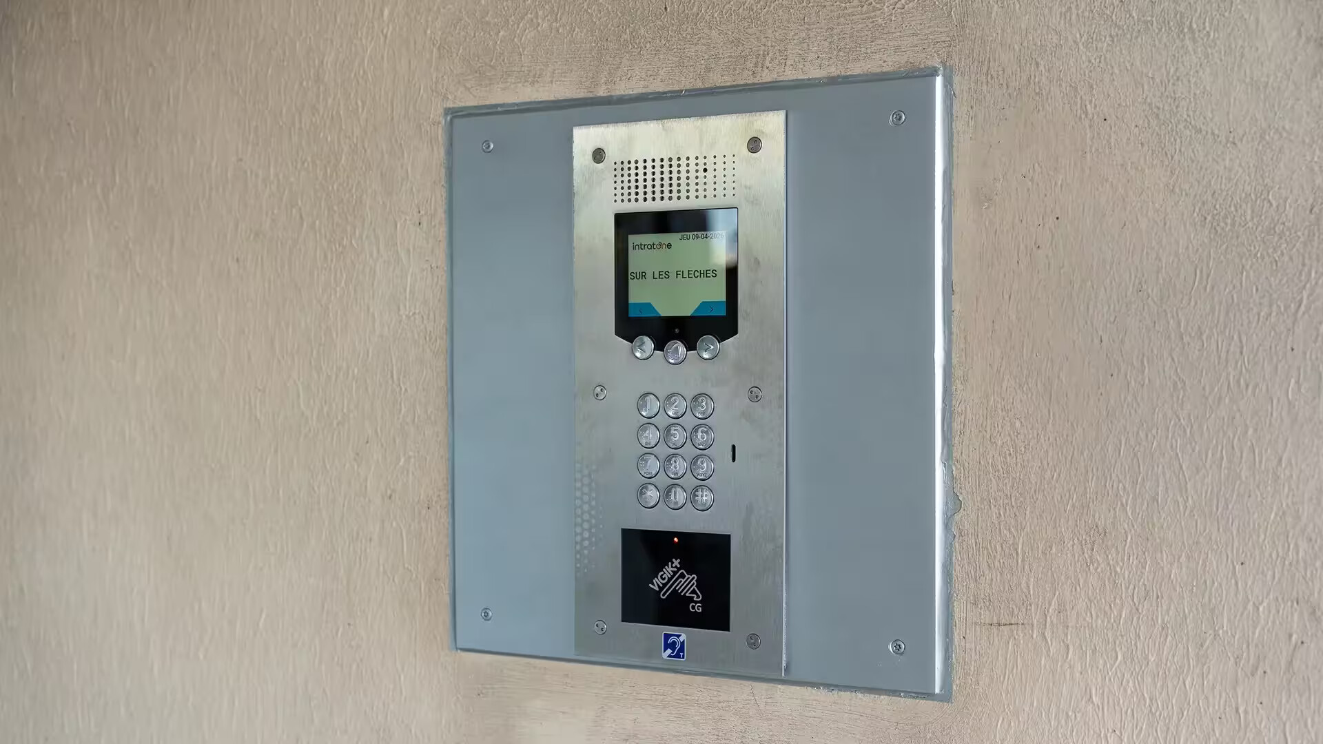 Interphone et contrôle d'accès Vigik installés par l'électricien en coordination avec la pose de la porte de hall réalisée par Coyac à Nantes