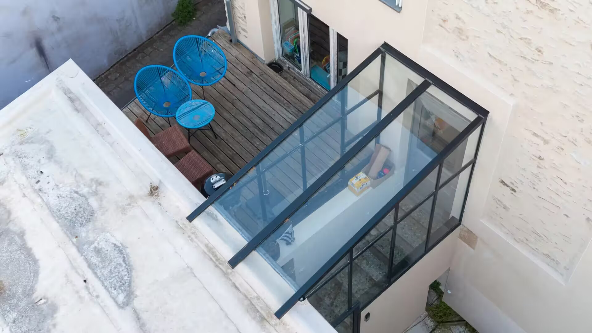 Vue aérienne d'une verrière sur-mesure à toiture vitrée installée sur une terrasse à Trentemoult par Coyac