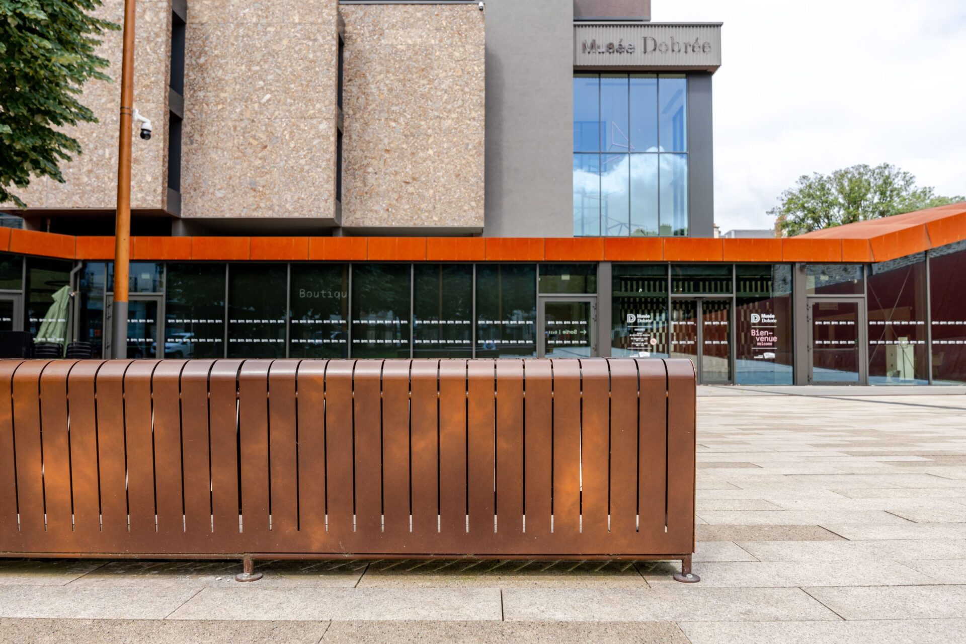 Bancs en tôle pliée du musée Dobrée