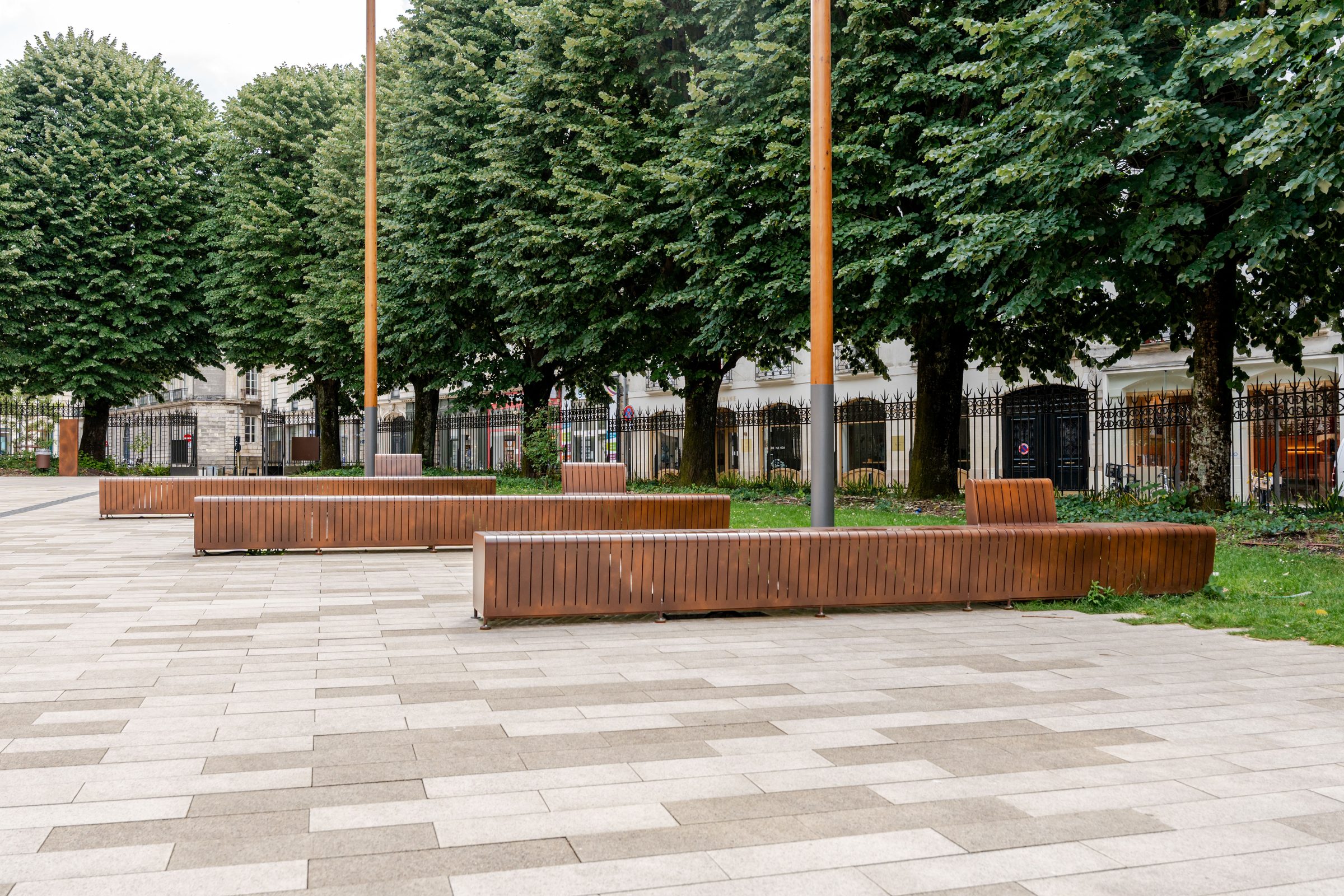 Bancs extérieurs en tôle pliée alignés sur l’esplanade de la place Jean V à Nantes