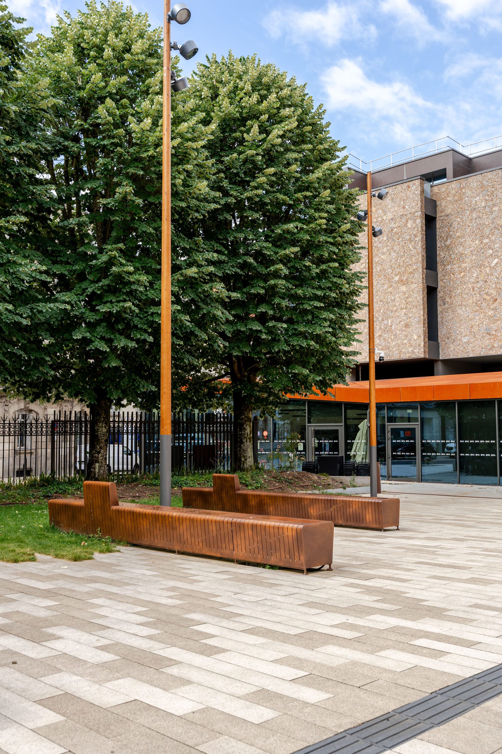 Bancs en tôle pliée devant le musée Dobrée sur la place Jean V à Nantes