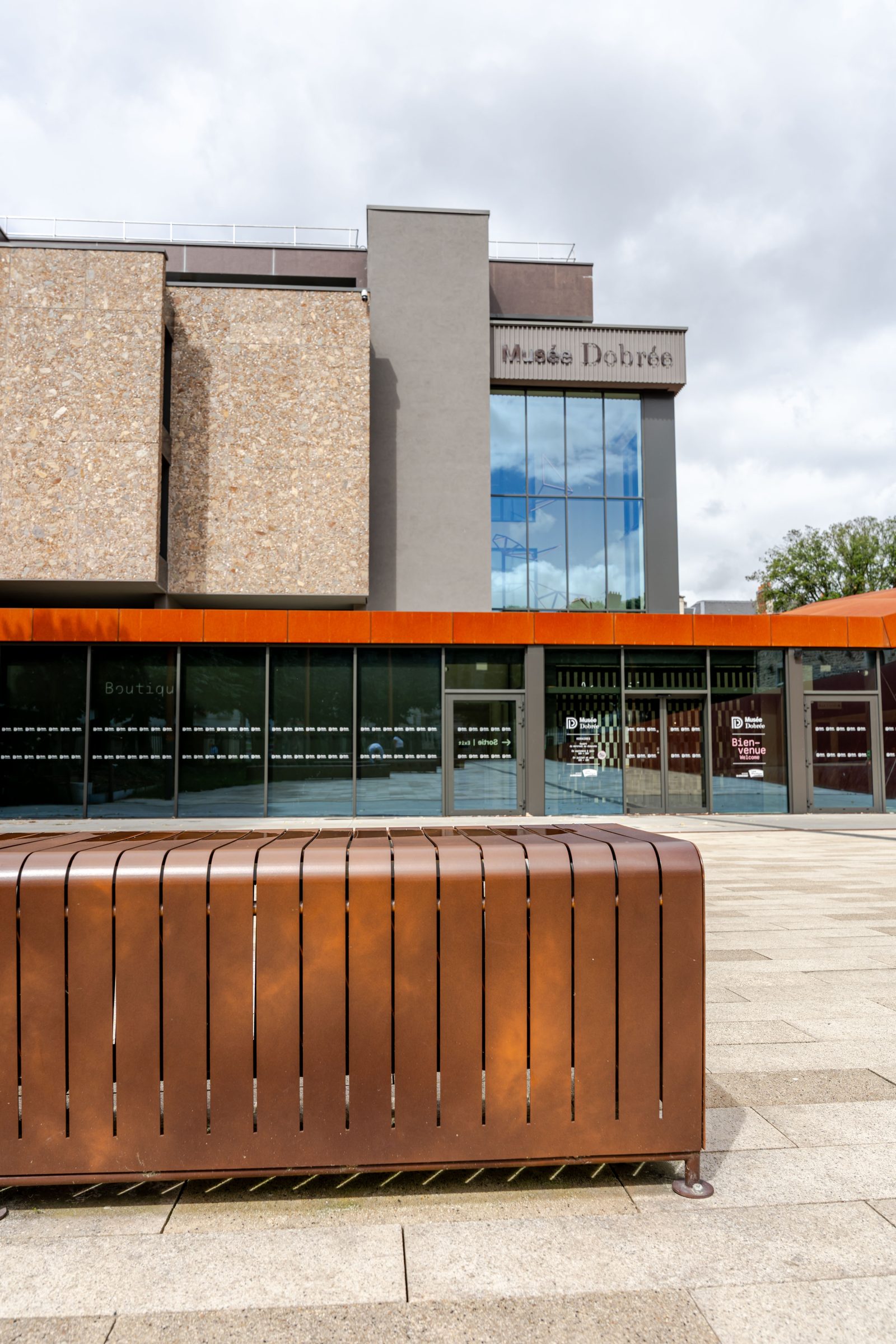 Banc en tôle pliée au pied de la façade du musée Dobrée à Nantes